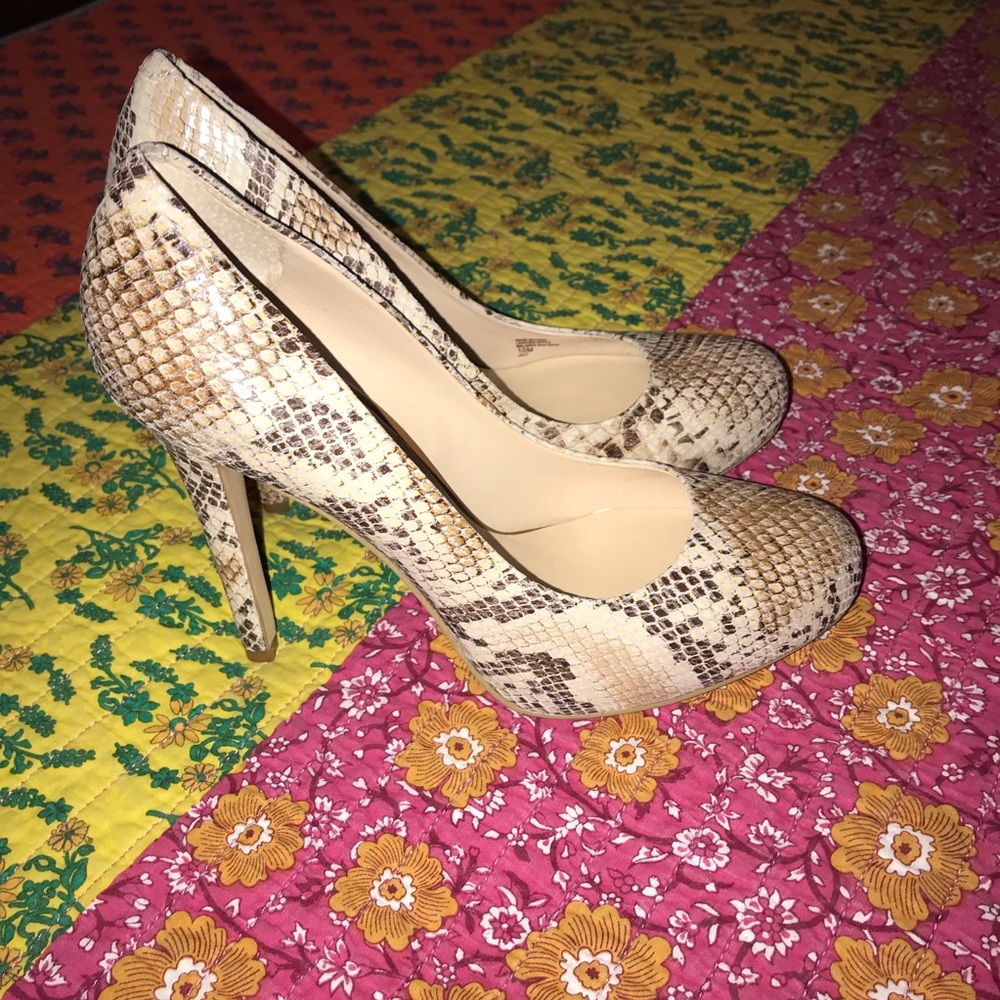 Women’s snakeskin pump NWOT